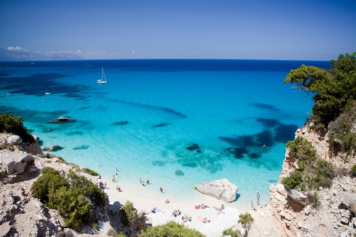 sardinien-beach-blue-water-strand-wasser-kristallblau