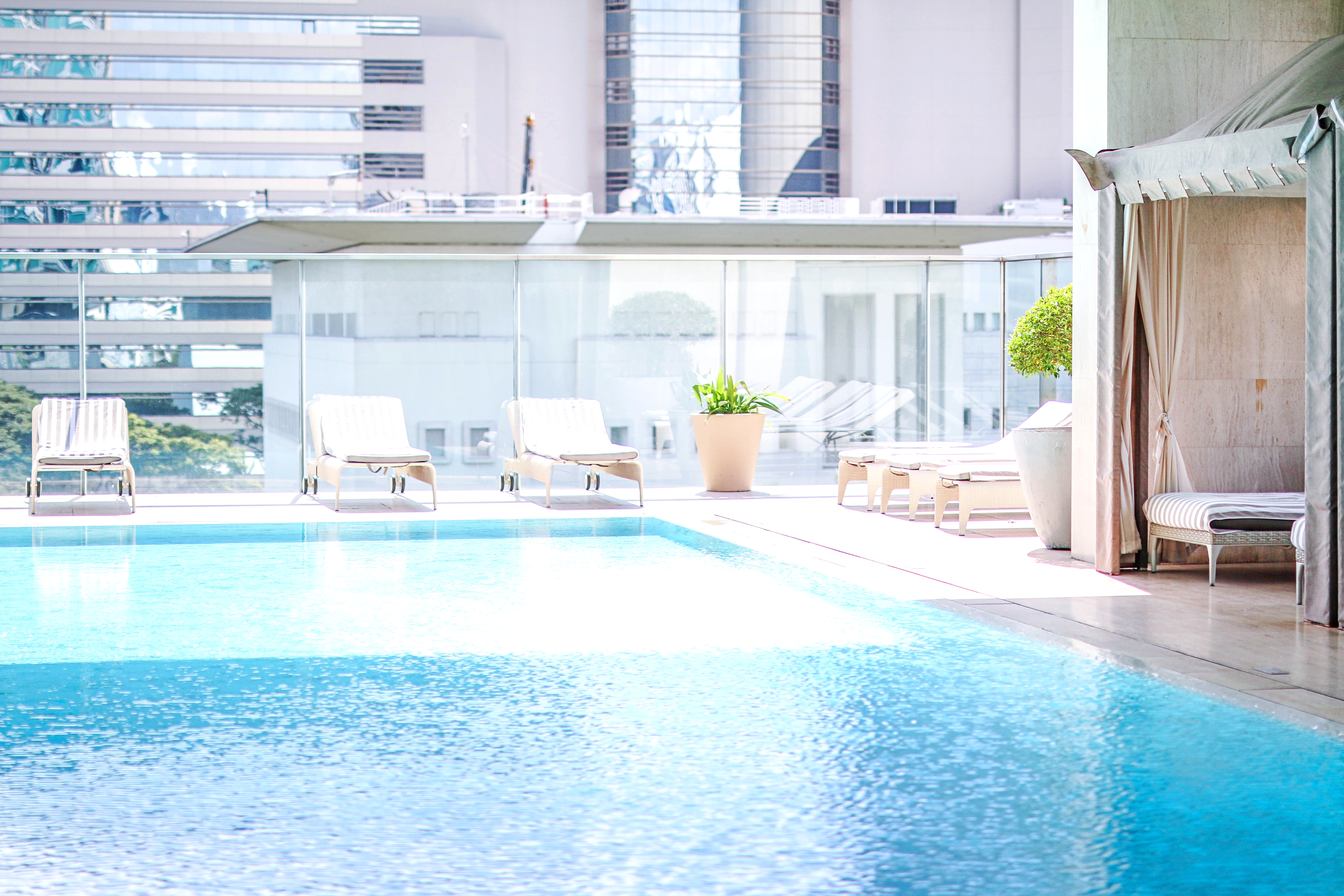 oriental-residence-bangkok-hotel-pooldeck