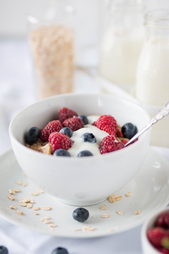 Müsli mit Früchten - Müsli mit Naturjoghurt und frischen Früchten